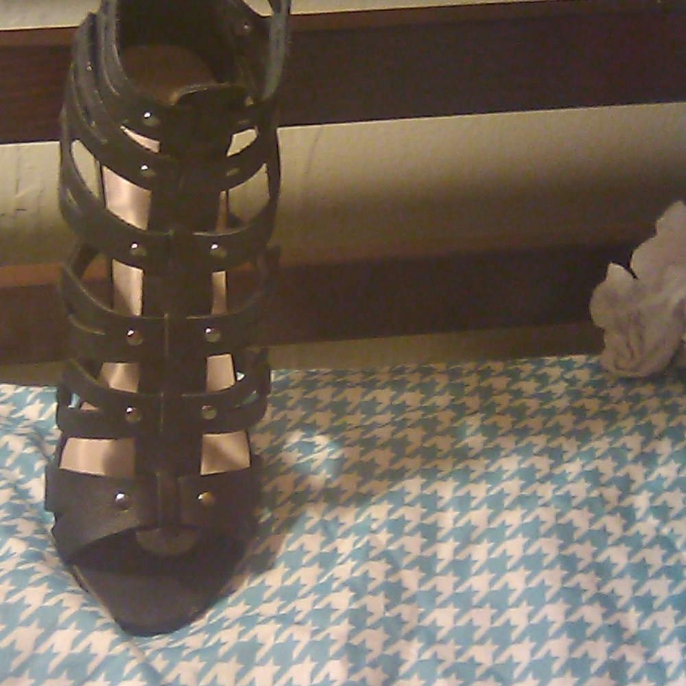 Heels - Picture 2 of 7